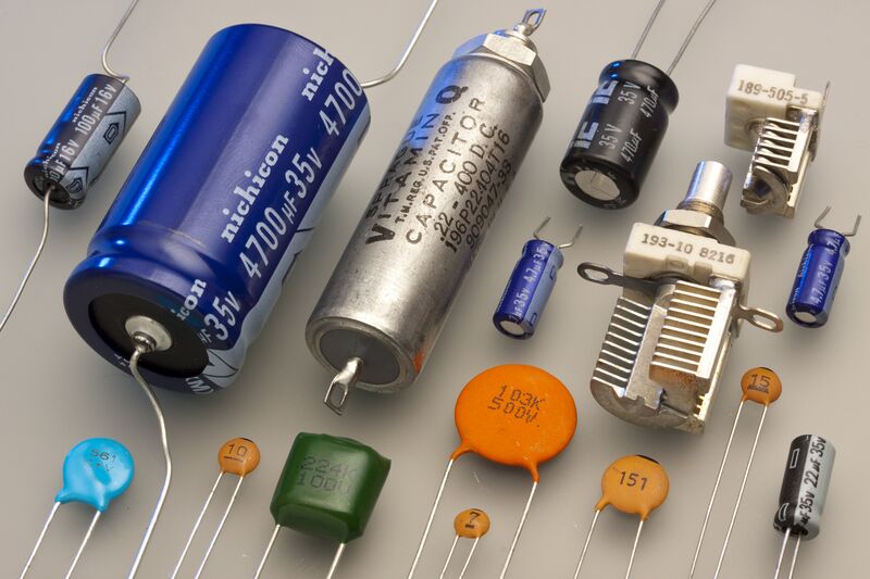 File:Through-hole Capacitors.jpg